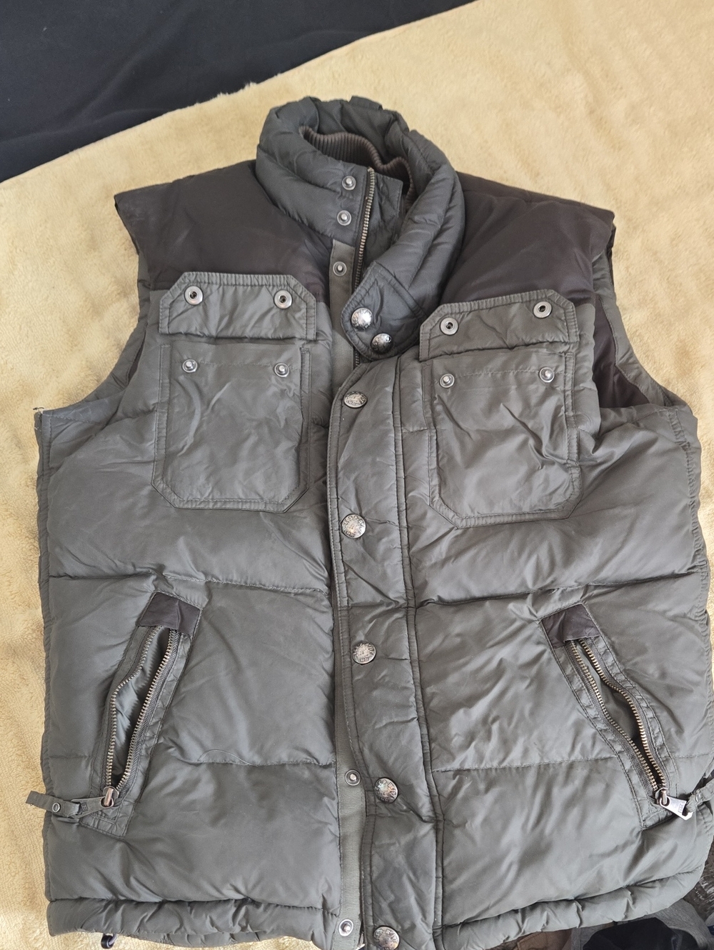 Esprit Men's Quilted Puffer Vest in Charcoal Gray
